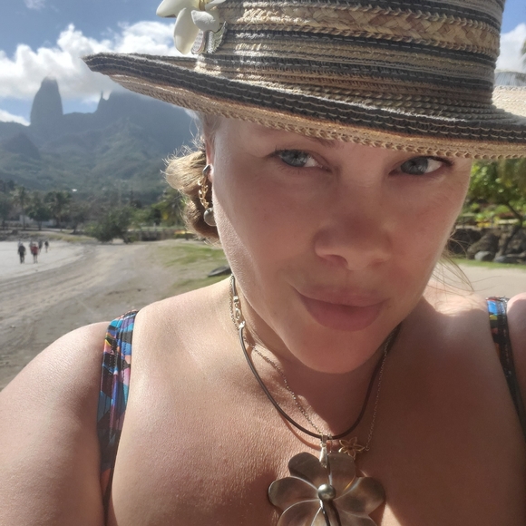 Meet your Posher, Naomi - Picture 2 of 2